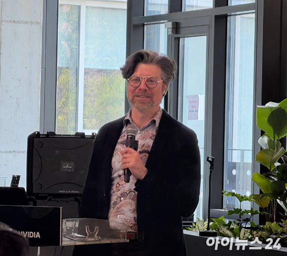 브라이언 카탄자로 엔비디아 응용연구 총괄 부사장이 22일 서울대 해동첨단공학관에서 열린 특별강연에서 엔비디아의 전략에 대해 설명하고 있다. [사진=황세웅 기자]