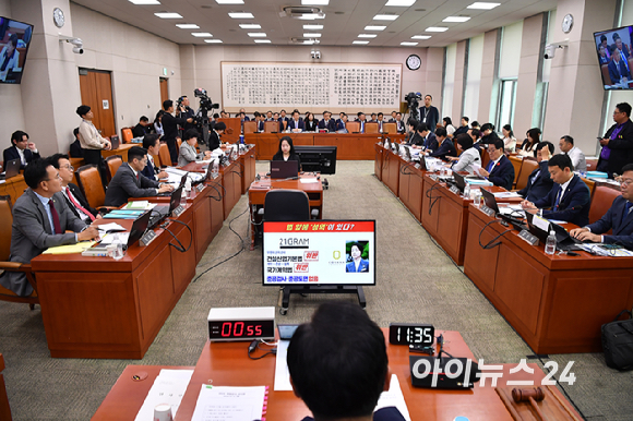 서영교 더불어민주당 의원이 15일 서울 여의도 국회에서 열린 법제사법위원회의 감사원 국정감사에서 질의를 하고 있다. [사진=곽영래 기자]