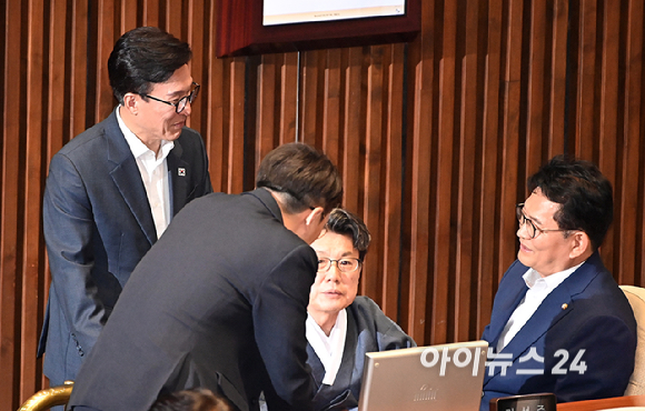 더불어민주당 김민석 당대표와 송영길 의원이 1일 서울 여의도 국회에서 열린 제439회국회(정기회) 개회식에서 대화를 하고 있다. [사진=곽영래 기자]
