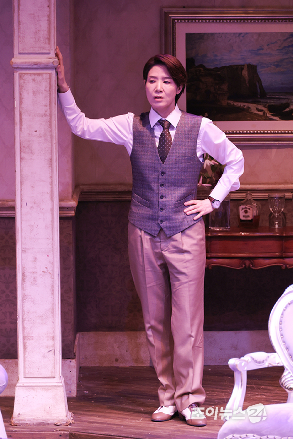 배우 양소민이 19일 오후 서울 종로구 동숭동 대학로티오엠에서 진행된 연극 '오펀스' 프레스콜에 참석해 열연을 펼치고 있다. [사진=문수지 기자]