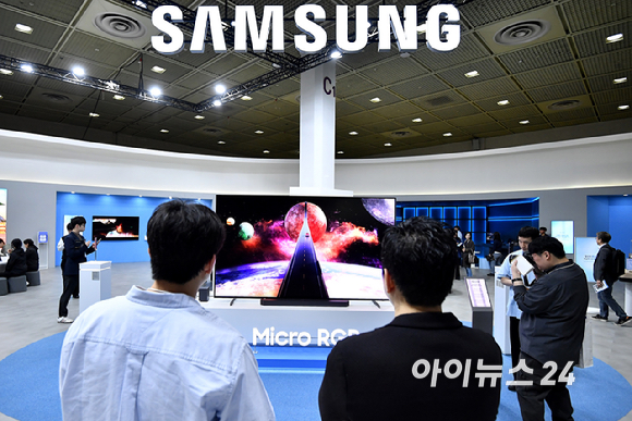 22일 서울 강남구 코엑스에서 열린 2026 월드IT쇼에서 삼성전자 부스에서 관람객들이 부스를 둘러보고 있다. [사진=곽영래 기자]