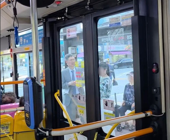 부산 한 버스 정류장에서 문형배 전 헌법재판소장 권한대행이 목격됐다. [사진=보배드림]