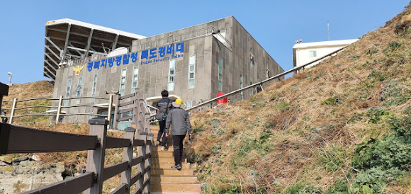 독도 네트워크 관리를 위해 이동하는 KT 직원들의 모습 [사진=KT]