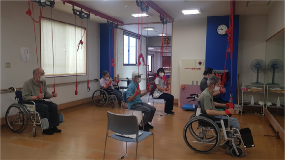 일본 후쿠이현 에치젠시에  위치한 한 요양시설의 '데이케어 센터'에서 노인들이 휠체어에 앉아서도 근력을 키우는 운동을 하고 있다. [사진=조인케어 제공]