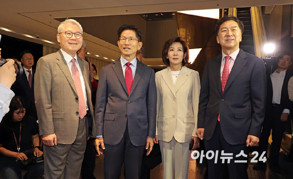 김문수(왼쪽 두 번째) 국민의힘 대선 후보가 23일 오전 서울 중구 더 플라자 호텔에서 열린 2025년 제3회 국가와 민족을 위한 조찬기도회에 참석하고 있다. 왼쪽부터 한기채 목사, 김 후보, 나경원, 김기현 공동선대위원장. [사진=곽영래 기자]