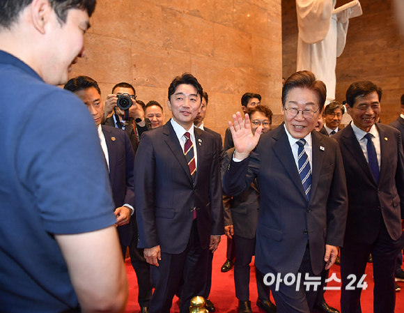 이재명 대통령이 26일 서울 여의도 국회에서 열린 추가경정예산안 시정연설을 마친 뒤 국회를 나서며 국회 직원들과 인사를 하고 있다. [사진=곽영래 기자]