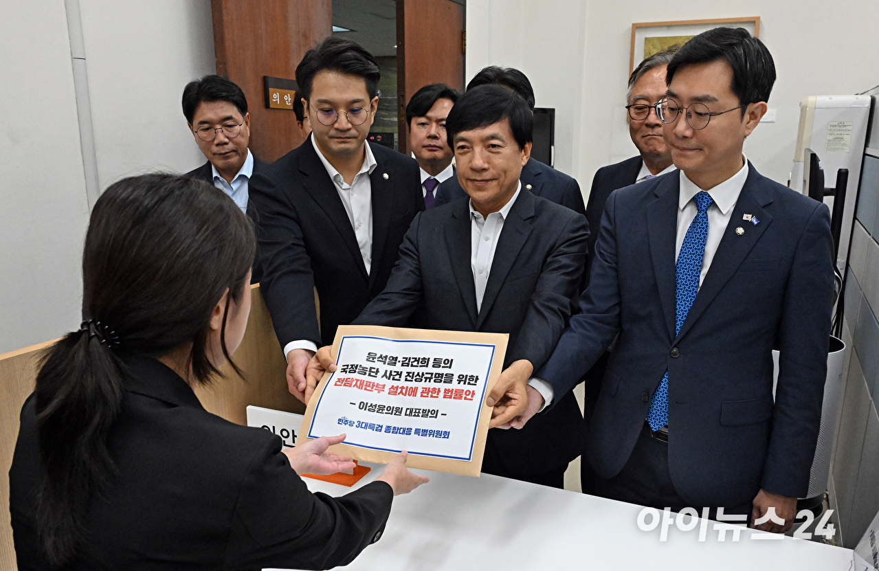 더불어민주당 3대특검 종합대응 특별위원회 이성윤 의원 등이 18일 국회 의안과에 '윤석열·김건희 등의 국정농단 사건 진상규명을 위한 전담재판부 설치에 관한 법률안'을 제출하고 있다. [사진=곽영래 기자]