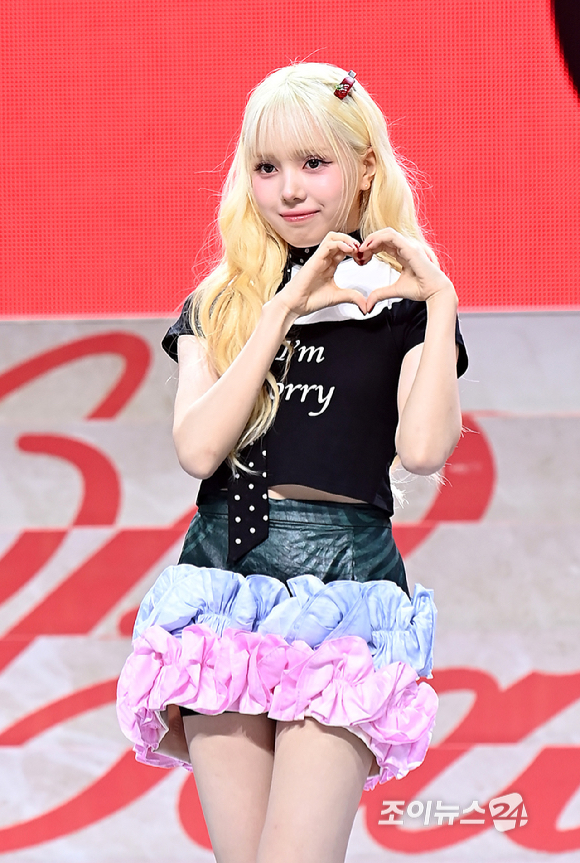 걸그룹 베이비돈크라이(Baby DONT Cry) 미아가 23일 오후 서울 용산구 블루스퀘어에서 열린 데뷔 싱글 &lsquo;에프 걸(F girl)&rsquo;을 발매기념 쇼케이스에서 포토타임을 갖고 있다. [사진=곽영래 기자]