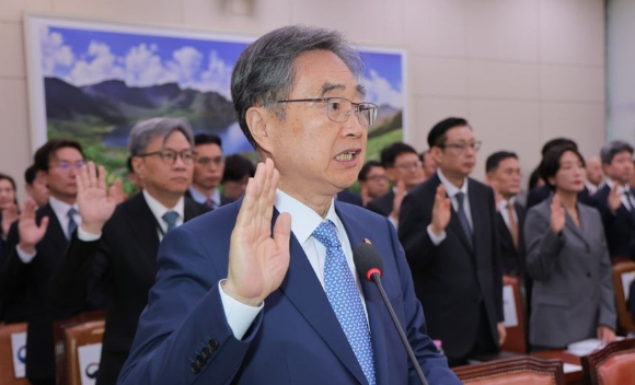 조현 외교부 장관이 6일 국회 외교통일위원회에서 열린 외교부 등에 대한 국정감사에서 선서하고 있다. 2026.10.6 [사진=연합뉴스]