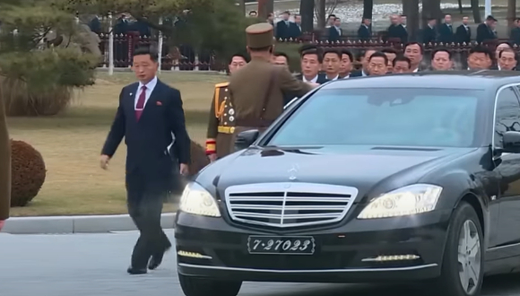 김정은 북한 국무위원장이 지난해 12월 8일 제5차 전국어머니대회 참가자들과 기념사진 촬영을 위해 전용차를 타고 현장에 도착했다. 신형 벤츠 마이바흐 차량으로 보이는 김 위원장의 전용차. [사진=조선중앙TV 보도화면 캡처]