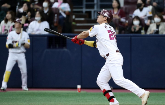 22일 고척스카이돔에서 열린 2022 KBO 포스트시즌 준플레이오프 5차전 KT 위즈와 키움 히어로즈의 경기, 4회말 2사 2루 상황에 타석에 나온 키움 송성문이 역전 투런 홈런을 치고 있다. [사진=뉴시스]