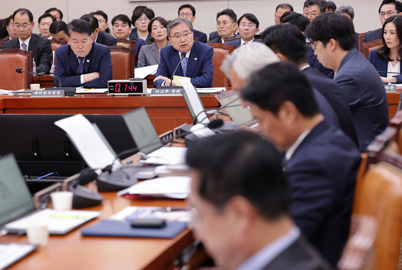 조현 외교부 장관이 6일 서울 여의도 국회에서 열린 외교통일위원회의 외교부 등에 대한 국정감사에서 안경을 고쳐쓰고 있다. [사진=곽영래 기자]