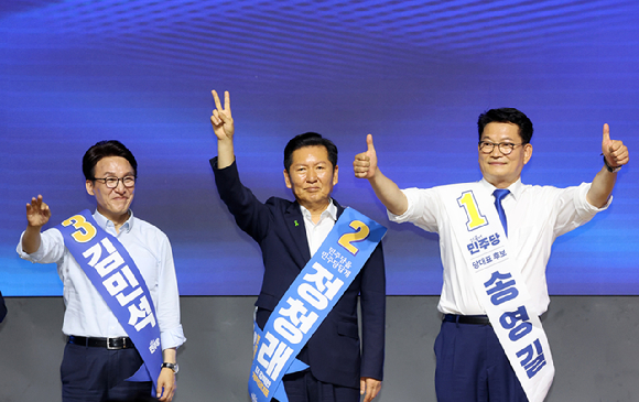 김민석(왼쪽부터), 정청래, 송영길 더불어민주당 당 대표 후보가 1일 대전컨벤션센터에서 열린 당 대표&middot;최고위원 순회경선 합동연설회에서 인사하고 있다. [사진=연합뉴스]