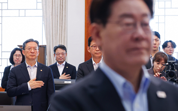 이재명 대통령이 4일 청와대에서 열린 국무회의에서 국민의례를 하고 있다. 2026.8.4 [청와대통신사진기자단] [사진=연합뉴스]