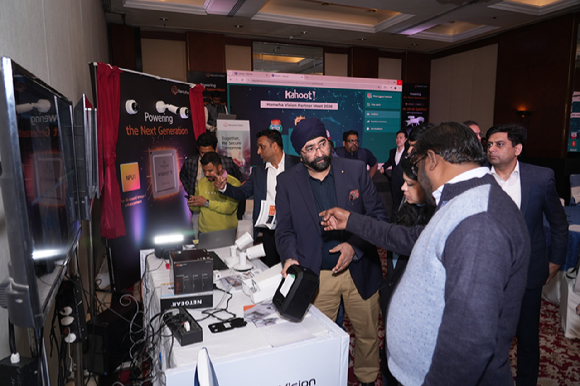 인도 벵갈루루 설명회에서 한화비전 AI카메라를 살펴보는 기업 관계자들. [사진=한화비전]