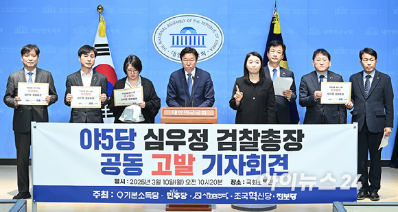 서울구치소에서 석방된 윤석열 대통령이 8일 서울 한남동 관저 앞에 도착, 차량에서 내려 지지자들을 향해 인사하고 있다. 2025.3.8 [사진=연합뉴스]