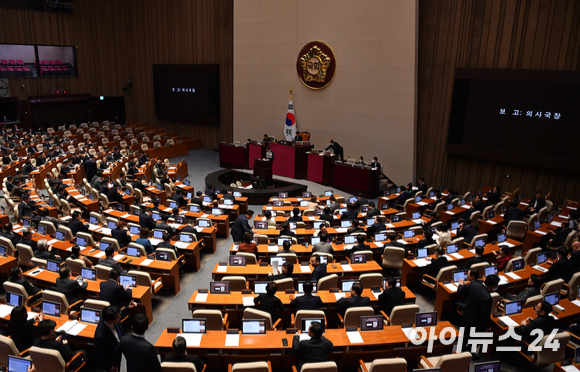 24일 오후 서울 여의도 국회에서 열린 본회의에서 이재명 더불어민주당 대표 체포동의안 등에 대한 의사국장의 보고가 이뤄지고 있다. [사진=김성진 기자]