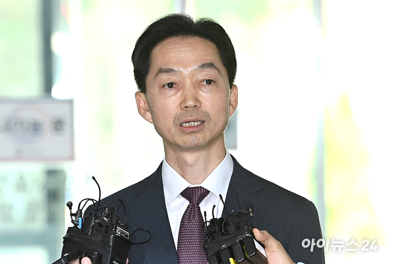 김지용 중대범죄수사청장 후보자가 8일 오후 서울 종로구 정부서울청사 창성동 별관에 마련된 인사청문회 준비단 사무실로 첫 출근하고 있다. [사진=곽영래 기자]