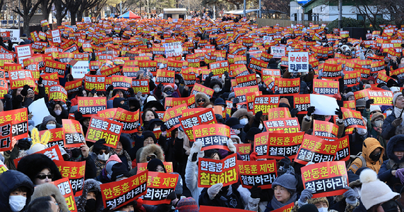 24일 서울 여의도에서 열린 한동훈 전 국민의힘 대표 지지자 집회에서 참석자들이 피켓을 들고 구호를 외치고 있다. [사진=연합뉴스]