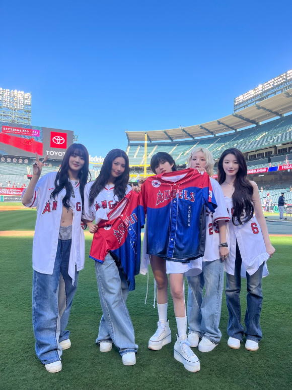 4일(현지시간) 미국 캘리포니아주 애너하임 에인절스타디움에서 열린 LA 에인절스와 탬파베이 레이스의 경기에서 시구와 축하공연을 했다. [사진=큐브 엔터테인먼트, LA Angels]