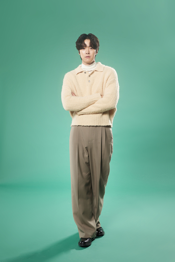 배우 공명이 영화 '시민덕희' 인터뷰에 앞서 포즈를 취하고 있다. [사진=(주)쇼박스]