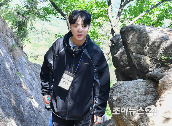 트로트 가수 강설민이 25일 서울 강북구 우이동 만남의 광장에서 열린 산악인 오은선 대장과 함께하는 '제13회 희망찾기 등산&middot;트레킹 교실'에 홍보대사로 참석해 포즈를 취하고 있다. [사진=정소희 기자]