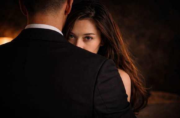 교제 중이던 남성들에게 수면제를 탄 음료 등을 먹인 뒤 금품을 갈취한 20대 여성이 경찰에 붙잡혔다. 본 기사와 무관한 AI 생성 이미지. [사진=AI 생성 이미지]