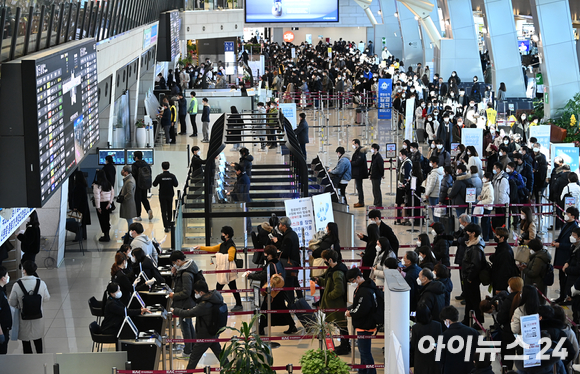 김포공항이 휴가를 떠나려는 사람들로 붐비고 있다. 사진은 김포공항 전경.  [사진=아이뉴스24 김성진 기자]