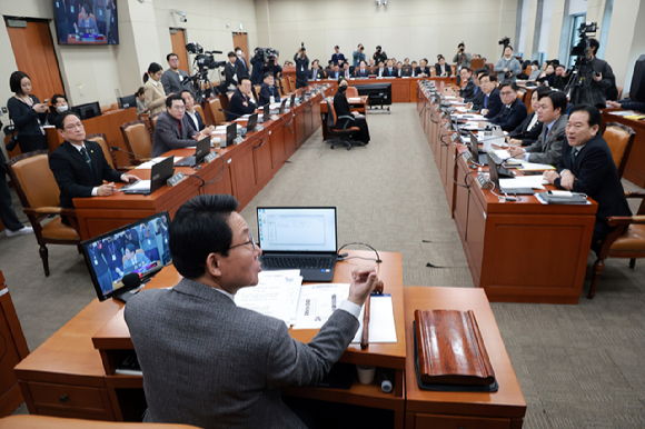 12일 국회에서 열린 대미투자특별법 처리를 위한 특별위원회 제1차 전체회의에서 위원장인 국민의힘 김상훈 의원이 특위를 비공개로 전환할 것임을 알리며 취재진 퇴장을 요청하고 있다. 2026.2.12 [사진=연합뉴스]