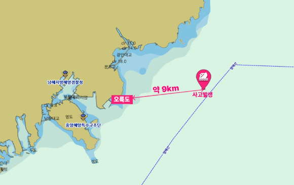 2일 오후 1시 30분께 부산 오륙도 남동쪽 약 9㎞ 해상에서 선적 286t급 예인선 한 척이 전복 사고를 당해 구조 작업이 진행 중이다. 사진은 부산해양경찰청 제공. [사진=연합뉴스]