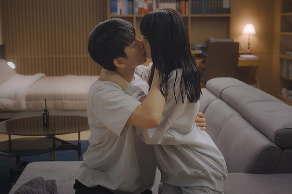 갓세븐 멤버이자 배우 박진영이 tvN 토일드라마 '미지의 서울' 인터뷰에 앞서 포즈를 취하고 있다. [사진=BH엔터테인먼트]