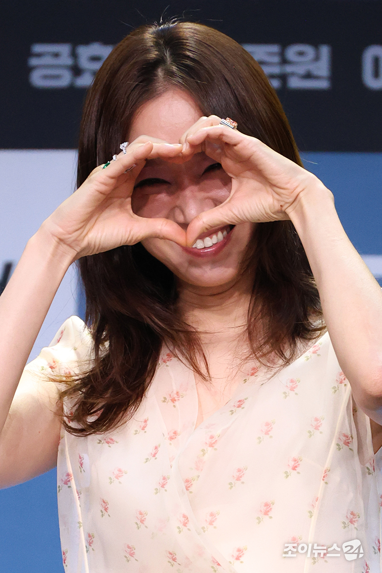 배우 공효진이 30일 오후 서울 마포구 상암동 MBC 골든마우스홀에서 진행된 MBC 새 금토드라마 '유부녀 킬러' 제작발표회에 참석해 포즈를 취하고 있다. [사진=문수지 기자]