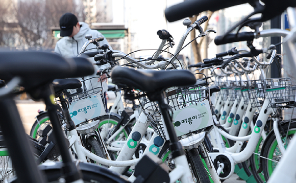 개인정보보호위원회는 서울시 공공자전거 '따릉이' 회원정보 450만건 이상이 유출된 것과 관련해 서울시설공단으로부터 유출 신고를 접수했다고 지난달 30일 밝혔다. 사진은 지난 1일 서울 영등포구 한 도로에 있는 따릉이 모습. [사진=연합뉴스]