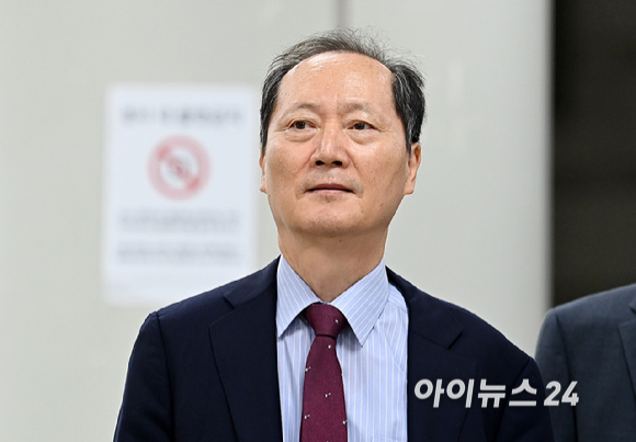 국회증언감정법 위반 혐의로 기소된 이완규 전 법제처장이 22일 오후 서울 서초구 서울중앙지법에서 열린 1심 선고 공판에 출석하고 있다. [사진=곽영래 기자]