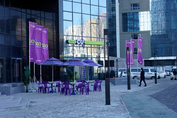 몽골 이마트 4호점 오픈 첫날 계산대에 사람들이 몰려 있다. [사진=이마트]