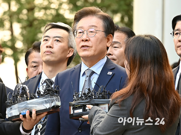 이재명 더불어민주당 대표가 지난 15일 서울 서초구 서울중앙지방법원에서 열린 '공직선거법 위반' 1심 선고 공판에서 징역 1년에 집행유예 2년을 선고받은 뒤 법원을 나서며 심정을 밝히고 있다. [사진=곽영래 기자]