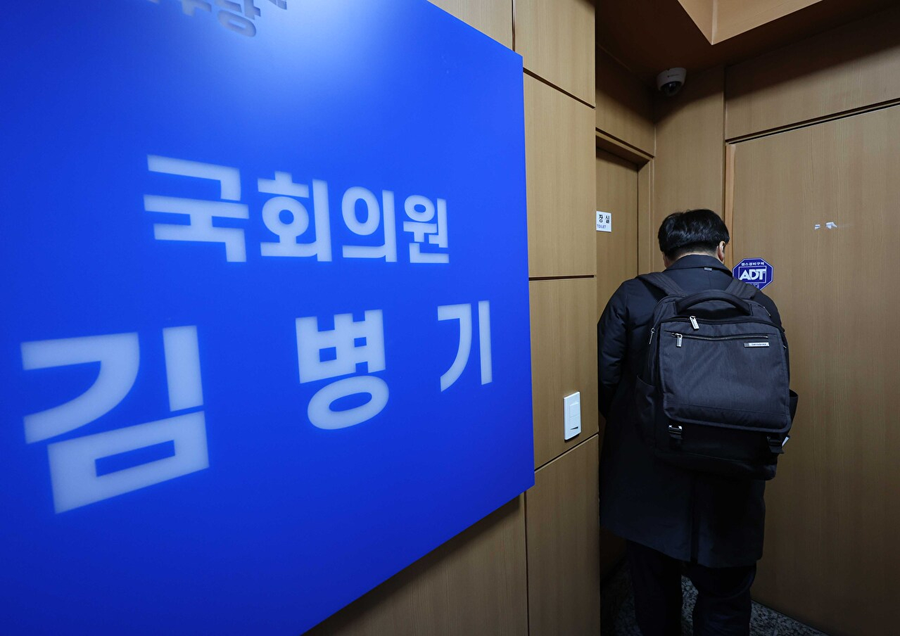 공천헌금 수수 등 각종 비위 의혹에 휩싸인 더불어민주당 김병기 의원 관련 14일 경찰이 압수수색 중인 서울 동작구 상도동 지역구 사무실에 관계자가 들어가고 있다. 2026.1.14 [사진=연합뉴스]