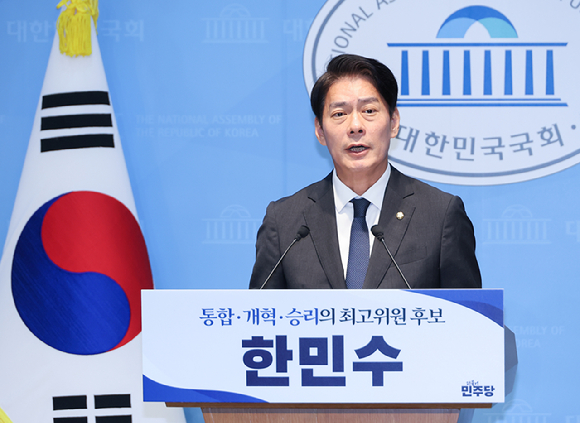한민수 더불어민주당 의원이 14일 국회 소통관에서 8&middot;17 민주당 전당대회 최고위원 선거 출마를 선언하고 있다. [사진=연합뉴스]