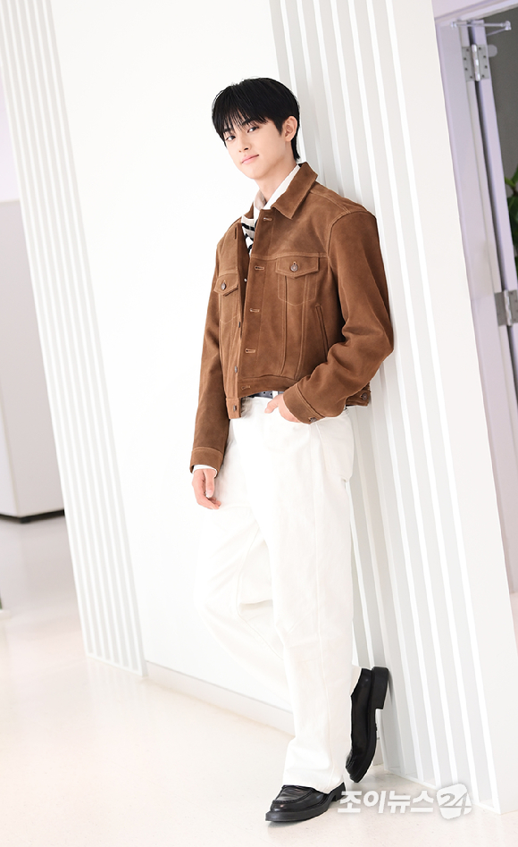 배우 김민규가 서울 영등포구 조이뉴스24에서 진행된 인터뷰에 앞서 포즈를 취하고 있다. 김민규는 tvN 월화드라마 '첫, 사랑을 위하여' 류보현 역을 맡아 무덤덤한 겉모습 속 따뜻한 속내를 지닌 인물을 섬세하게 그려냈다. [사진=정소희 기자]