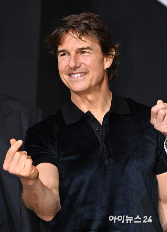 할리우드 배우 톰 크루즈가 20일 서울 송파구 잠실동 롯데호텔월드 크리스탈볼룸에서 열린 영화 '탑건: 매버릭'(감독 조셉 코신스키) 프레스 컨퍼런스에 참석해 포토타임을 갖고 있다. [사진=정소희 기자]