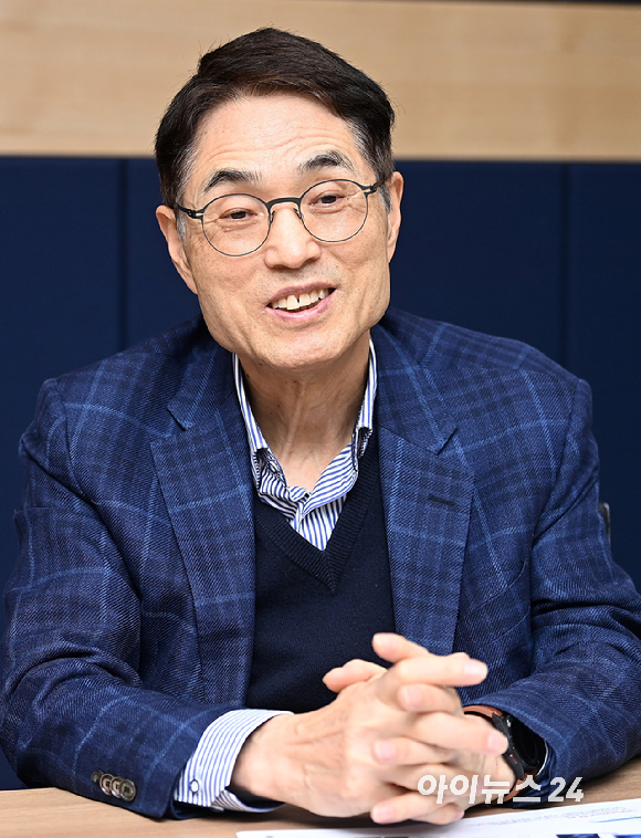 김형준 차세대지능형반도체사업단장이 지난 30일 경기도 성남시 판교 사무실에서 아이뉴스24와 인터뷰를 진행하며 반도체 웨이퍼를 들어 보이고 있다. 2025.12.30 [사진=곽영래 기자]