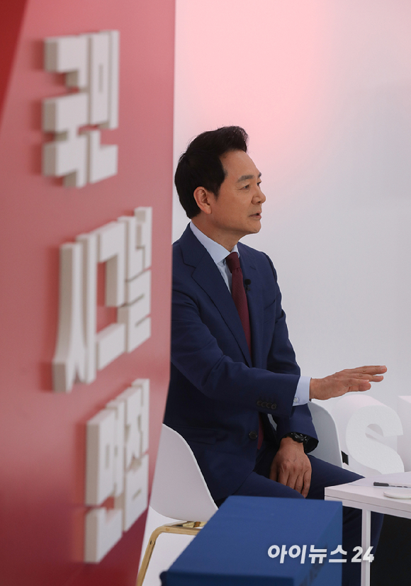 9일 오후 서울 금천구 즐스튜디오에서 열린 '국민시그널' 국민의힘 대선 경선 후보 공개면접에서 장성민 예비후보가 질문에 답변하고 있다. [사진=아이뉴스24 DB]
