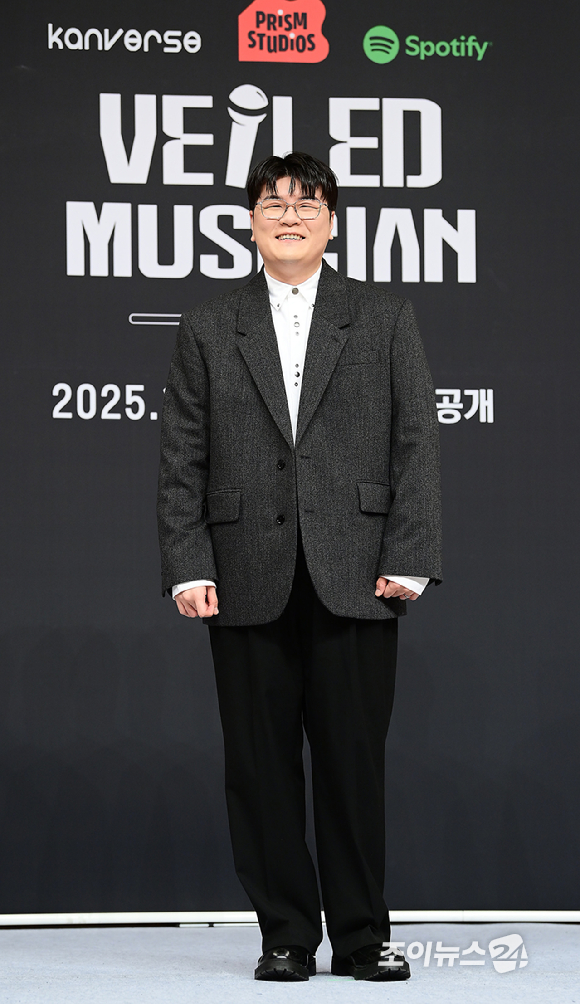 가수 신용재가 12일 오후 서울 양천구 목동 SBS사옥에서 열린 SBS 스튜디오 프리즘 신규 예능 '베일드 뮤지션' 한국편 제작발표회에 참석하고 있다. [사진=정소희 기자]