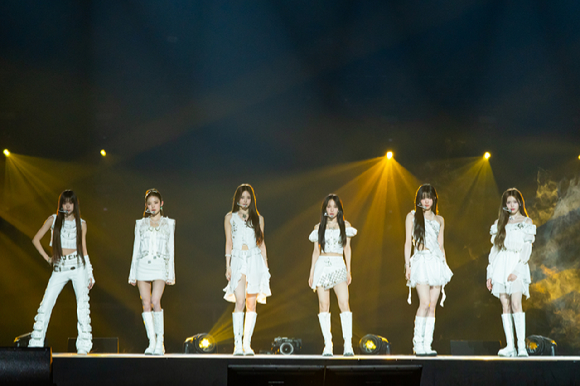 그룹 이즈나가 지난 10일 일본 지바현 마쿠하리 멧세에서 개최된 '케이콘 재팬 2025(KCON JAPAN 2025)' 엠카운트다운 무대에서 열띤 공연을 펼치고 있다. [사진=CJ ENM]