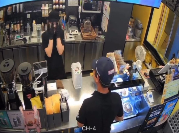 카페를 시작한지 두 달 된 초보 카페 사장님이 단골 손님의 아버지가 건넨 선물에 눈물을 흘렸다고 전했다. [사진=인스타그램 @lovelyyuraa]