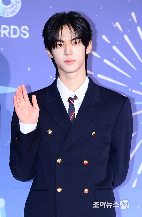 '쇼! 음악중심' 제로베이스원 김규빈과 투어스 도훈이 29일 오후 서울 마포구 MBC 사옥에서 열린 '2025 MBC 방송연예대상' 포토월 행사에 참석하고 있다. [사진=정소희 기자]