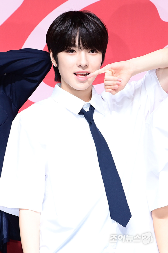 그룹 NCT WISH(NCT 위시) 사쿠야가 24일 오후 서울 한남동 블루스퀘어에서 열린 첫 번째 미니앨범 'Steady(스테디)' 발매 기념 쇼케이스에 참석해 타이틀 곡 '스테디' 무대를 선보이고 있다. [사진=정소희 기자]