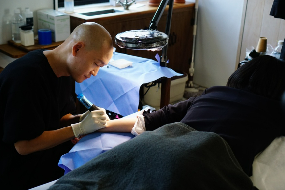 류호정 의원이 '42299'라는 타투가 새겨진 자신의 팔을 들어 보이고 있다. [사진=류호정 의원 공식 블로그]