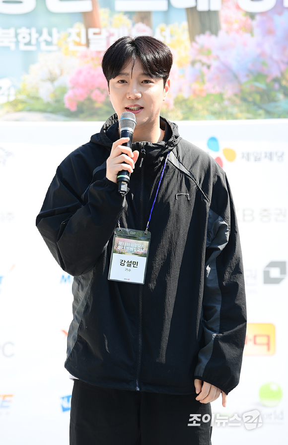 트로트 가수 강설민이 25일 서울 강북구 우이동 만남의 광장에서 열린 산악인 오은선 대장과 함께하는 '제13회 희망찾기 등산&middot;트레킹 교실' 개막식에 홍보대사로 참석해 인사말을 하고 있다. [사진=정소희 기자]