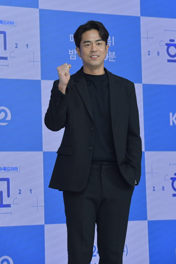배우 전석호가 24일 온라인으로 진행된 KBS 2TV 새 수목드라마 '학교 2021' 제작발표회에 참석해 포즈를 취하고 있다. [사진=KBS]